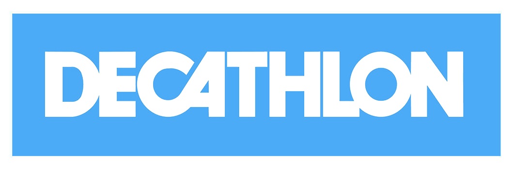 Logo Decathlon na jasnoniebieskim tle. Biały napis 'DECATHLON' w prostokącie. Sklep sportowy, sprzęt sportowy, odzież sportowa.